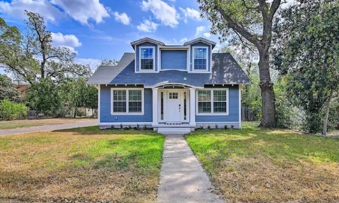 Uvalde House | Large Family Cottage near Main St Shops! Sleeps 9.