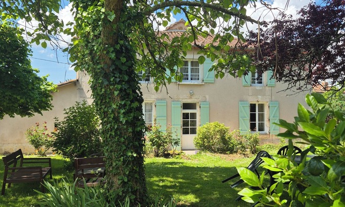Vouthon Cottage | Large family home at the gateway to Périgord. Pets allowed
