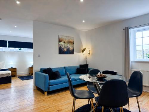 Maidstone Apartment | Large Family Suite With 2 Double Beds & Sofa Bed