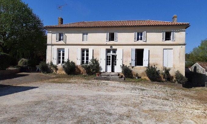 Saint-Genis-de-Saintonge House | Large freestone house surrounded by large green spaces