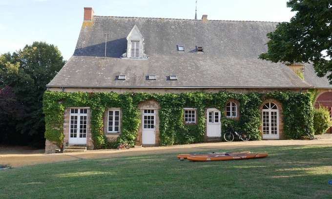Parce-sur-Sarthe House | Large gîte Parcé-Sur-Sarthe (30 beds)- 2h15 Paris