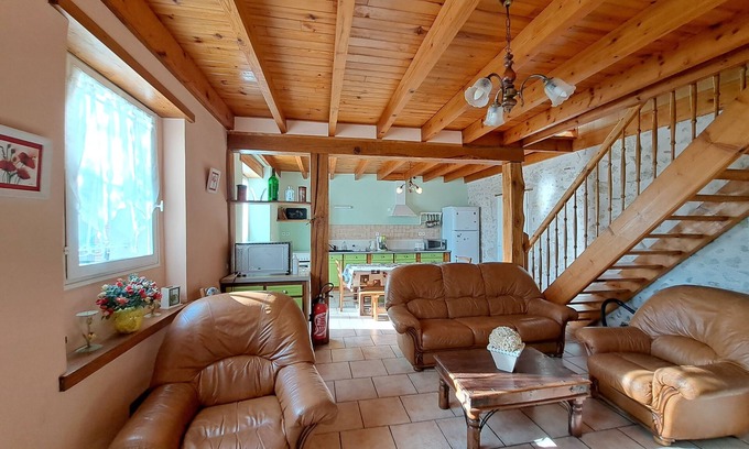 Saint-Pierre-de-Buzet Cottage | Large gîte with private garden overlooking the forest.