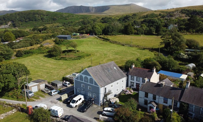 Llanllyfni House | Large holiday home close to sea and mountains in Snowdonia.