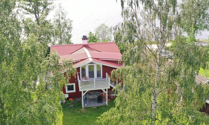Soderbarke Ski Chalet | Large holiday home right on the lake in a dream location