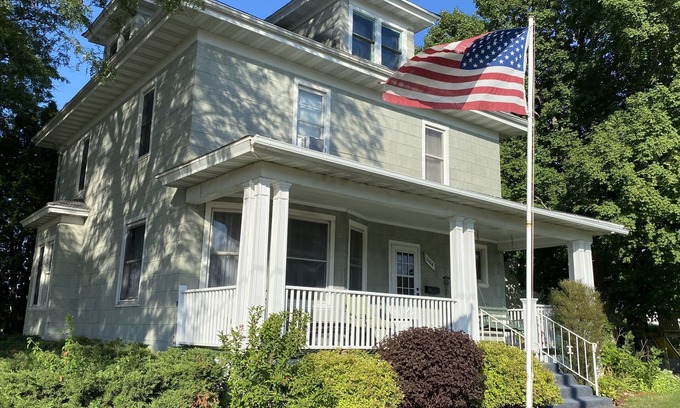 Dyersville House | Large Home 5 min to Field of Dreams