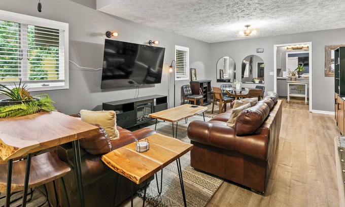 Near South House | Large home centrally located; walk to Zoo, Sunken Gardens or Telegraph District.