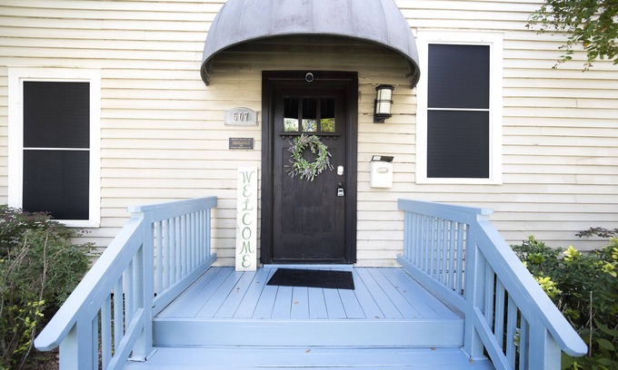 Victoria House | Large Home downtown Victoria by DeTar Hospital South and historical center