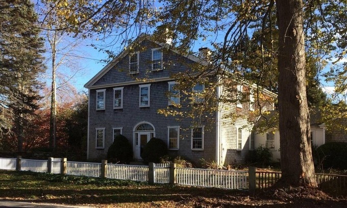 Adamsville House | Large Home in Adamsville. Close to Vineyards, Breweries & Beaches. Central AC