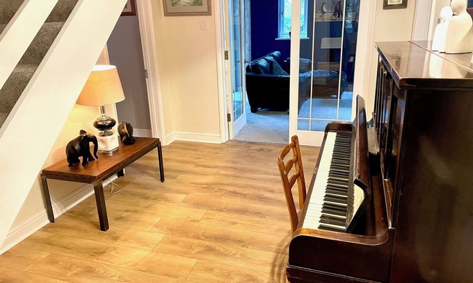 Deddington House | Large Home Near Soho Farmhouse, Blenheim Palace and Oxford