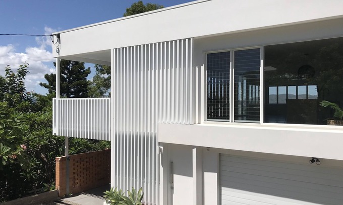 West End Apartment | LARGE HOME ON CASTLE HILL | WALK TO STADIUM