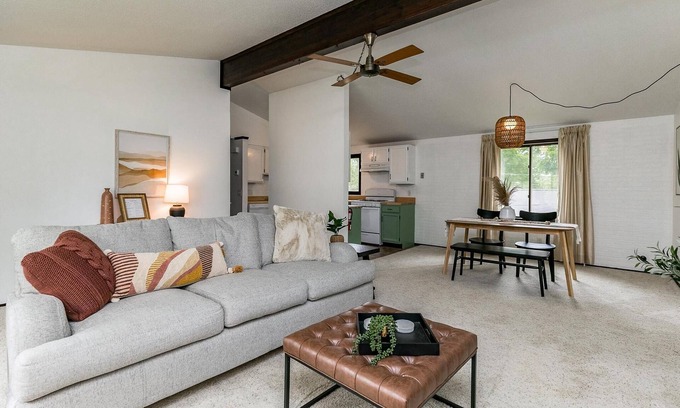 Mount Vernon House | Large House Downtown Mt Vernon, Dog Friendly