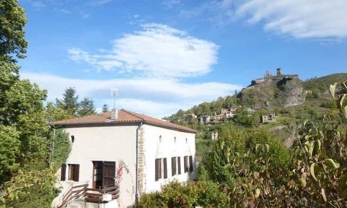Villeneuve-dʼAllier Cottage | Large house for families and friends near Gorges de l'Allier