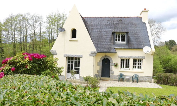 Treffrin House | Large house & garden, Starlink WiFi, ideal for shops, walking, cycling & fishing
