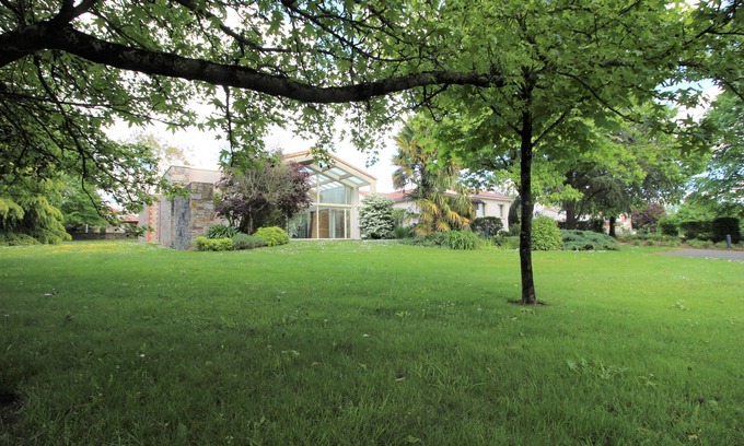 Sainte-Florence Villa | Large House, sleeps 20, 20 minutes Puy du Fou, indoor pool, spa, sauna