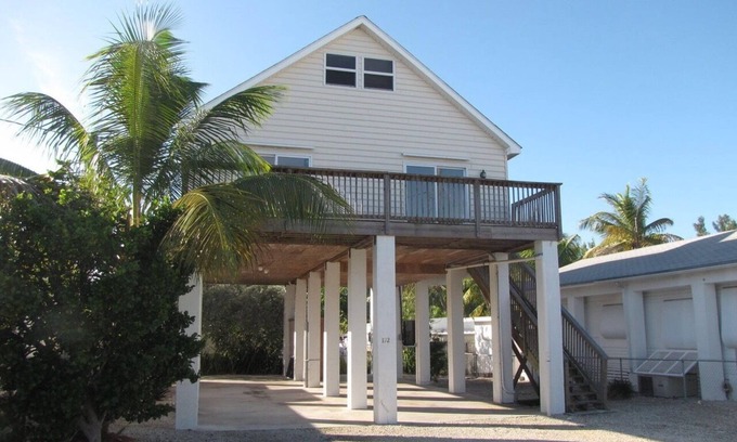 Key Largo Village House | Large keys stilt home in beach community