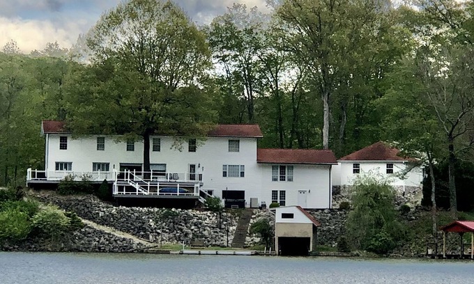 Waverly House | LARGE LAKE HOUSE with HOT TUB and GAME ROOM