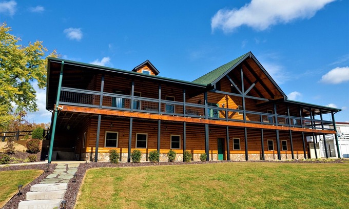 Stanley Cabin | Large Log Cabin Near Luray Shenandoah National Park Mountain View up to 30 GUEST