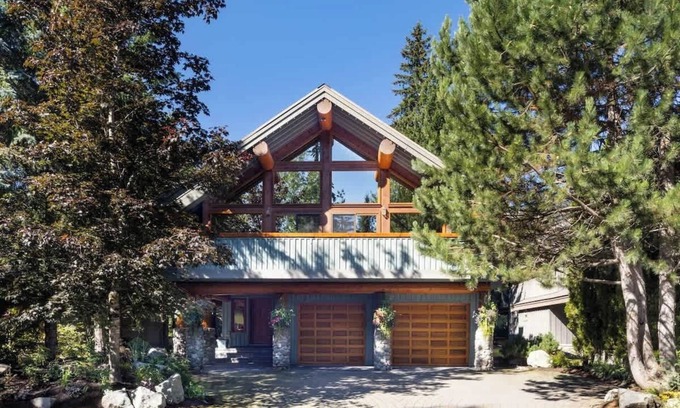 Nicklaus North House | Large Log Cabin, Private Hot Tub, 2 Living Spaces