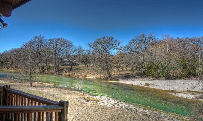 Leakey Cabin | LARGE LOG HOME ON THE FRIO RIVER