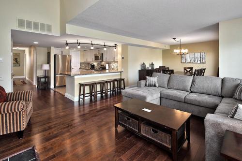 The Blue Mountains House | Large luxurious upper floor condo in Sierra Lane
