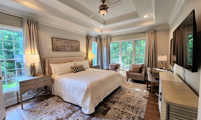 Athens House | Large Luxury Home- 4 KING Bdr+ 2 Bdr Awesome Entertaining Rm for 12- UGA 4 miles