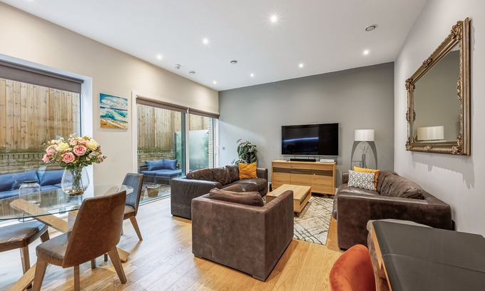 Southfield Apartment | Large Modern 1 Bedroom Apartment (767 sq ft) in a New Build