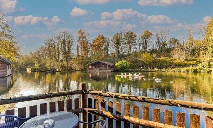 Caerwys Ski Chalet | Large modern studio lodge with one double.