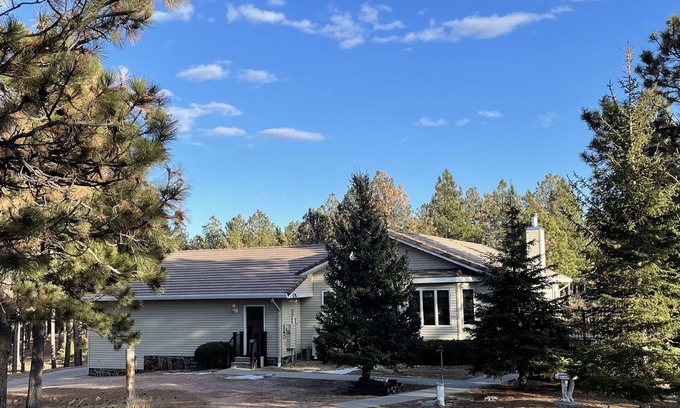 Rapid City House | ✶Large Mountain Top Home W/Scenic Deck Near Mt Rushmore✶