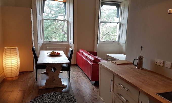 Wraysbury Apartment | Large one bed flat with views