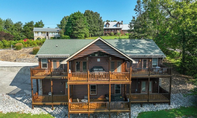 Kodak Cabin | 🏔Large Open Cabin, Jaw Dropping Views, Hot Tub and more! 🌊