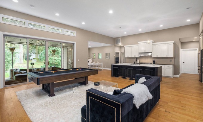 Tigard House | Large Open Home - Gourmet Kitchen - Pool Table