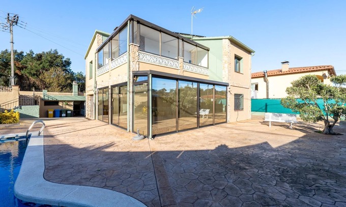 Llagostera Villa | Large outdoor area with private pool and barbecue