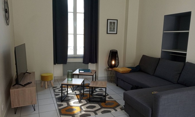 Blois Apartment | Large pied a terre for 2 to 6 travelers in downtown Blois.