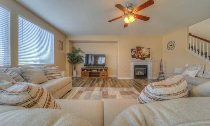 Eastvale House | Large Pool Home on a Quiet Cul-De-Sac