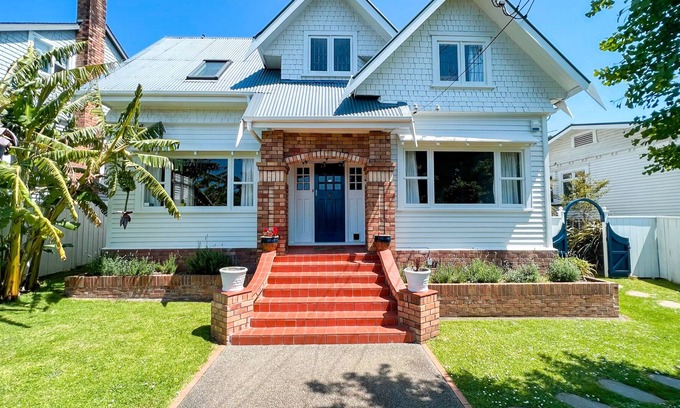 Mount Albert House | Large Premier Character Home With Pool - 28 day minimum stay