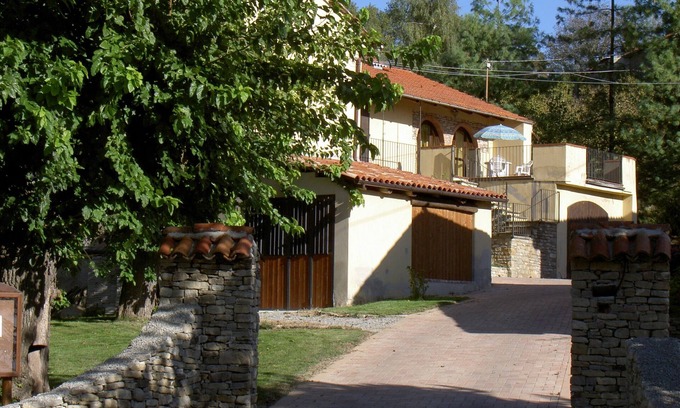 Bonvicino House | Large, quiet, detached country house in the heart of the High Langhe