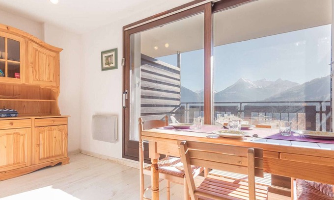 Forville Apartment | Large quiet studio for 5, parking, balcony, Briançon