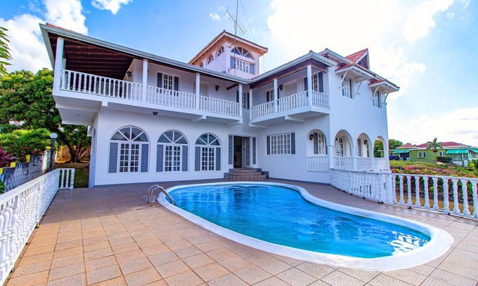 Discovery Bay Villa | Large Seaview 3 Bedroom Villa with Private Pool, Terrace & Parking