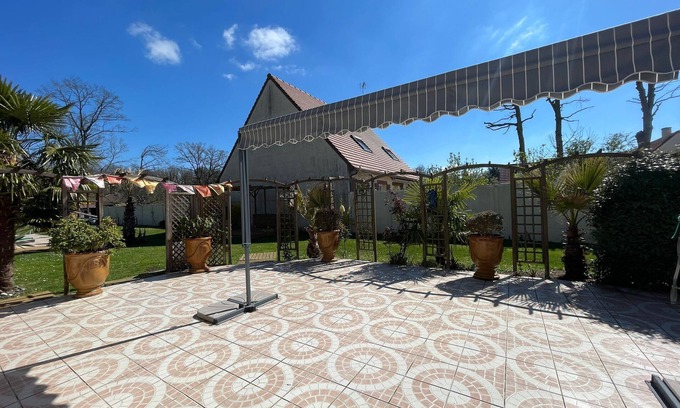 Dammarie Les Lys Cottage | Large studio close to the forest