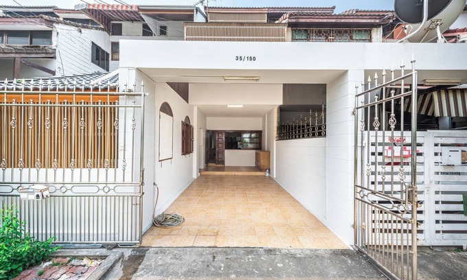 Anusawari House | Large townhome in Bang Khen, Bkk 2-minute walk from BTS. 15-min from DMK Airport
