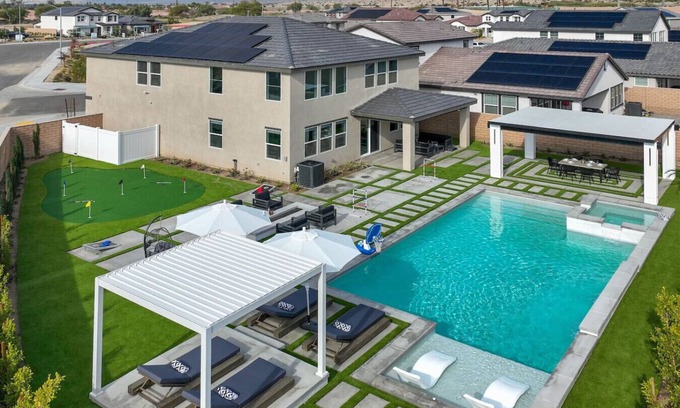 Terra Lago House | Large vill + large backyard, putting g & game room