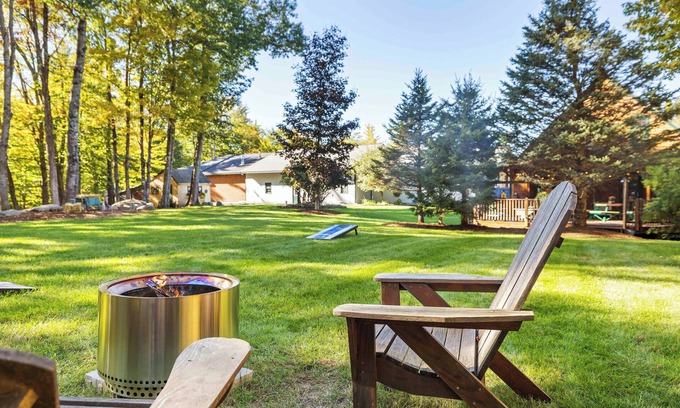 Holderness House | Large Well Equipped Pet Friendly Home with Hot Tub | Bank of NH Pavilion 19 mins | Iconic Fall Foliage central location | Air Conditioning | Walk to Squam Lake Beach | Main Level Bedroom and Bathroom
