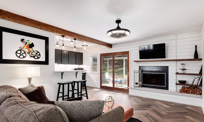 Aqua Monte House | Large Yard, Cozy Vibes - Luxurious Lisa Cottage - GuestSpaces
