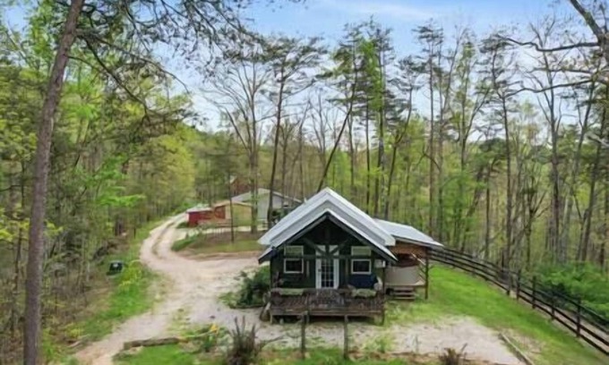 Stanton Cabin | Larkspur Cabin with Hot Tub near Red River Gorge
