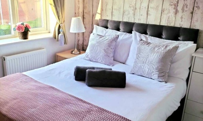 Weston on Trent House | Larkspur House in West midlands- Free Parking & Cinema