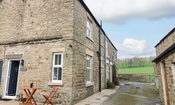 Barnard Castle Cottage | LARL COTTAGE, romantic, with open fire in Middleton-In-Teesdale