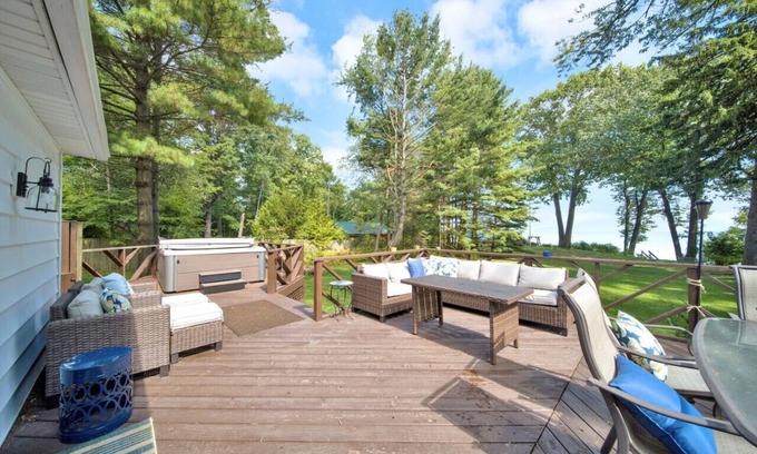 Lexington House | Larry's Lakefront Sleeps 14 with a Private Beach!