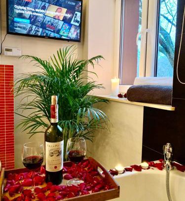 Slupsk Apartment | LAS SŁUPSKI PREMIUM LOVE APARTAMENT NR5 Wifi Netflix Smart TV50 full kitchen double bathtub up to 4 people full pleasure quality stay