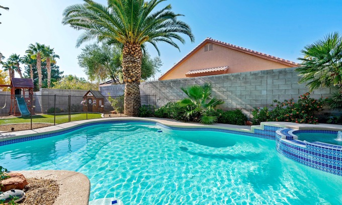 Green Valley North House | LAS VEGAS LUXURY HOME, 5 BDRP, POOL W/HEATER, BBQ, GAMES