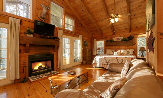 Sautee Nacoochee Cabin | Laurel Haven Cabin - Secluded romantic cabin with hot tub near Anna Ruby Falls